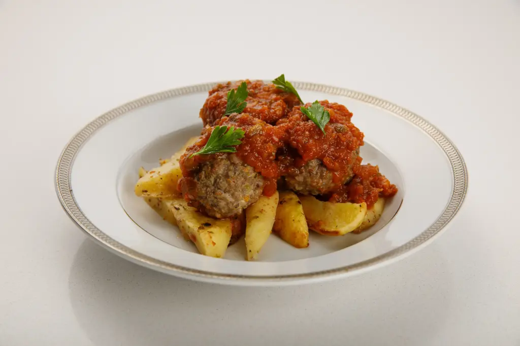 ALBONDIGAS DE CARNE CON SALSA DE TOMATE Y PURE DE PAPA