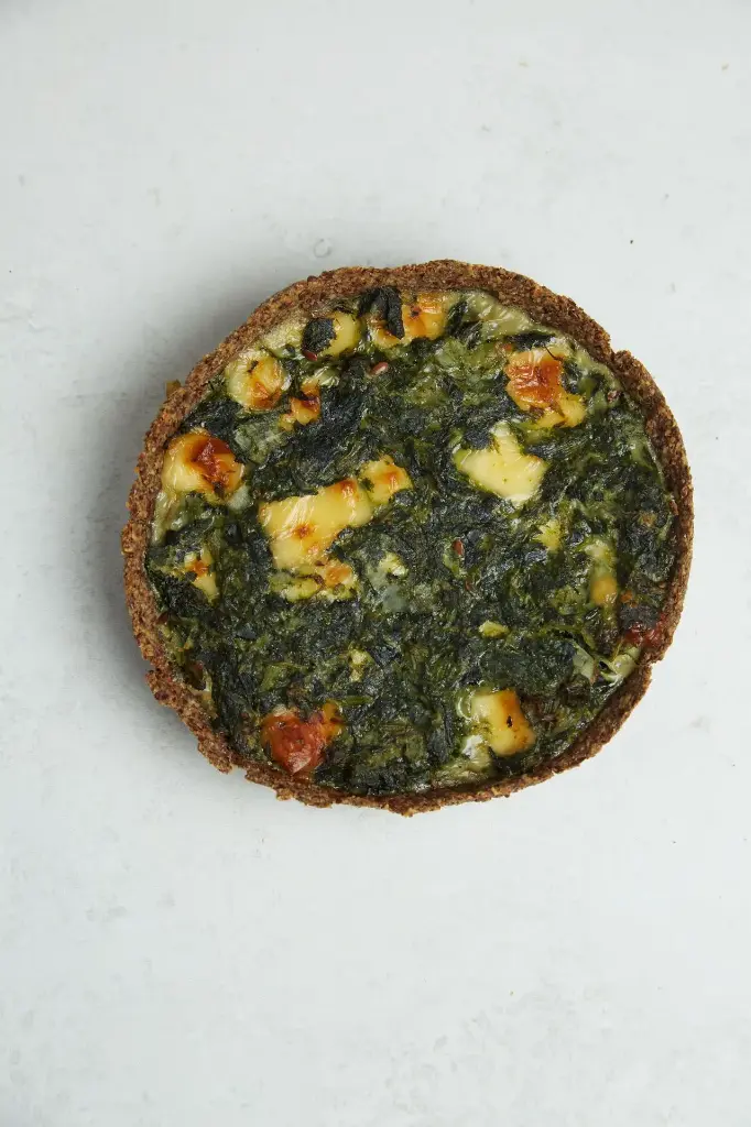 TARTA DE ESPINACA, CEBOLLA MORADA Y HONGOS