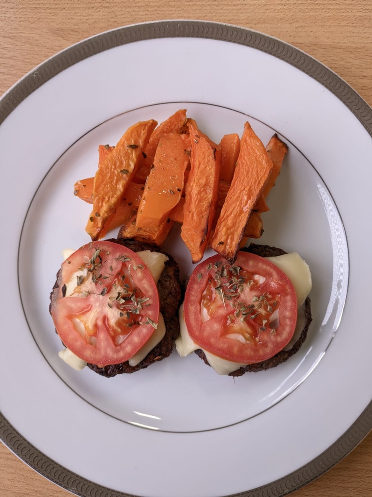 HAMBURGUESA A LA NAPOLITANA CON BASTONES DE CALABAZA