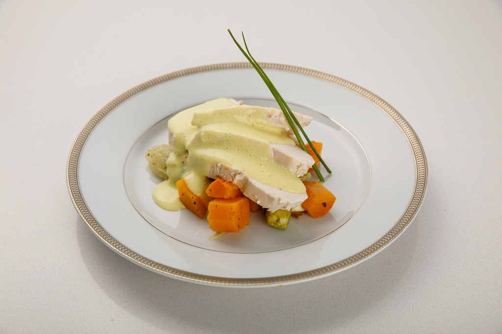 PECHUGA CON CREMA DE MOSTAZA CON ZANAHORIA Y CEBOLLAS ASADAS