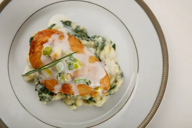 PECHUGA CON CREMA DE VERDEO Y PANCETA CON BASTONES DE CALABAZA