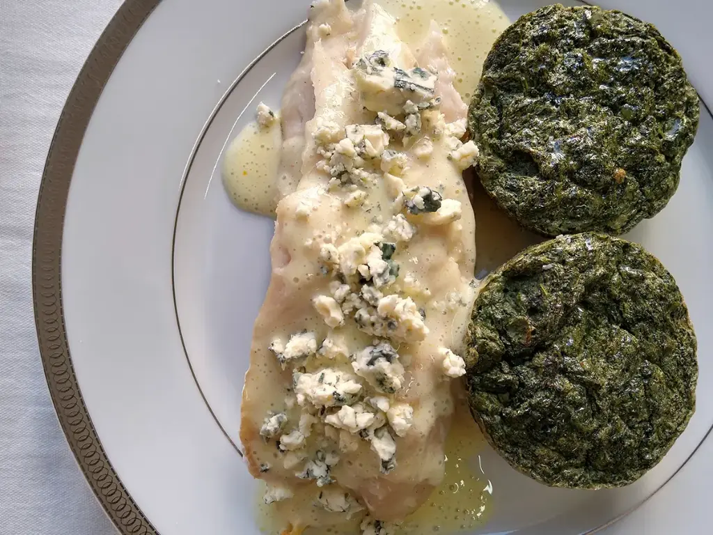 PESCADO AL QUESO AZUL CON CALABACIN Y BROCOLI