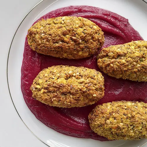 BASTONES DE LENTEJA ZANAHORIA Y SEMILLAS CON CREMOSO DE REMOLACHA