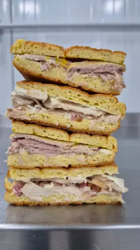 [D0037] SANDWICH DE PAN DE ALMENDRAS RELLENO DE POLLO, QUESO Y PANCETA AHUMADA